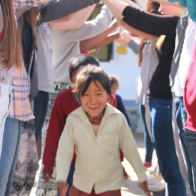 Niña jugando en un preescolar durante nuestro voluntariado con niños en Nepal. Niña nepalí jugando durante uno de nuestros voluntariados sociales.